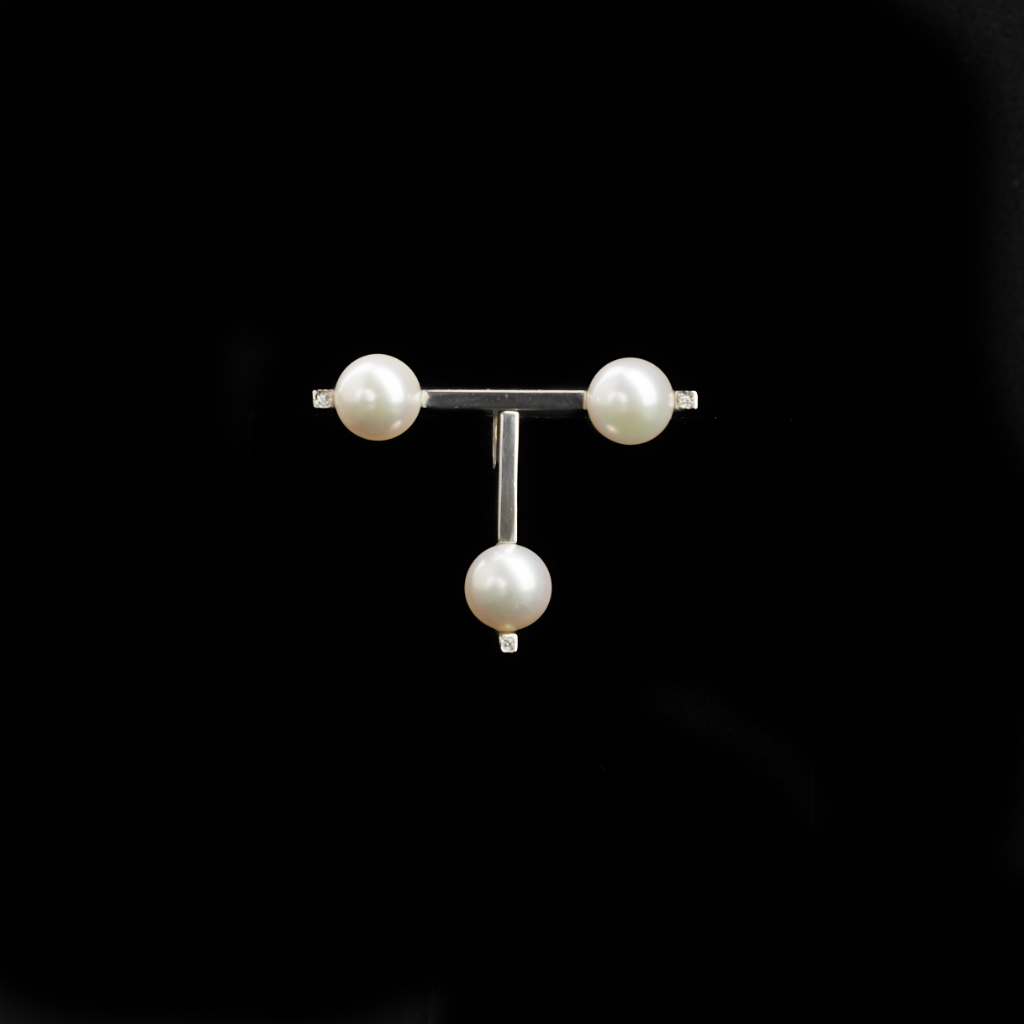 Handmade &ldquo;Pendant&rdquo; brooch with Akoya pearls and brilliant cut diamonds